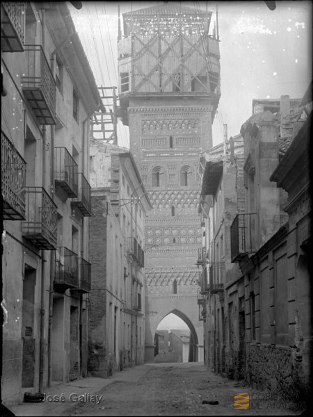 Teruel. Iglesia de San Martín. Torre mudéjar. Arco. Calle y casas. José Galiay Sarañana